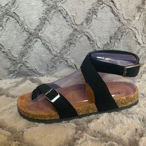 Size 7 women’s sandals.